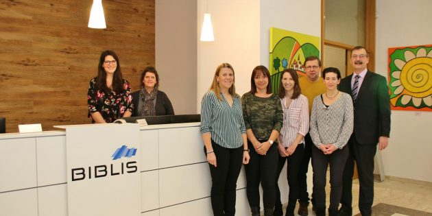 Erleichterung beim Bürgerbüro-Team über die neue Organisation ihrer Arbeit – lange Warteschlangen sollen durch den Express-Schalter für weniger zeitaufwändige Vorgänge vermieden werden. Bürgermeister Felix Kusicka (rechts) kündigte kontinuierliche Verbesserungen der Serviceorientierung an. Foto: Hannelore Nowacki