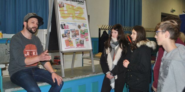 Die 33. Projektwoche bietet Schülern der 8. Klassen der Hauptschulen in Lampertheim Einblicke in Institutionen, die Jugendarbeit leisten – wie hier die Jugendförderung sowie Pro Familia. Marcel Getrost (l.) erläuterte zu Beginn der Projektwoche den Aufbau und die Aufgaben der Jugendförderung. Foto: Benjamin Kloos