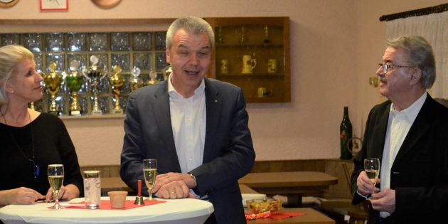 Ortsbezirksvorsitzende Silke Lüderwald, Bürgermeister Gottfried Störmer und Geschäftsführer Hans Hahn stoßen auf das neue Jahr an. Petra Gahabka
