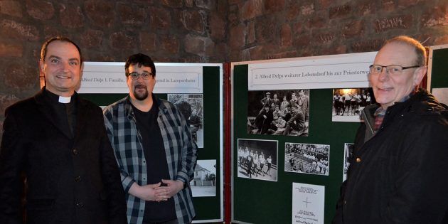 farrer Christian Rauch, Björn Burwitz vom Pfarrgemeinderat und Stadtarchivar Hubert Simon stellten das Programm der Gedenkwoche vor. Foto: Petra Gahabka