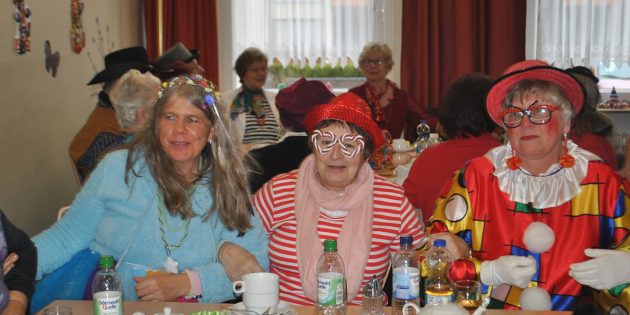 Ausgelassene Stimmung zur Fastnacht hat in der Seniorenbegegnungsstätte „Alte Schule“ Tradition. Foto: Benjamin Kloos