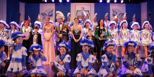 Prunksitzung beim Heimat- und Carneval-Verein – Gäste und Garden mit Elferrat auf der Bühne vereint. Foto: Hannelore Nowacki