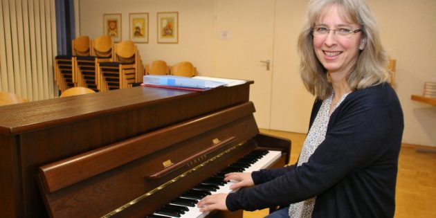 Ursula Litzinger hat das neue Chorprojekt in Biblis ins Leben gerufen – eine achtköpfige Gruppe, die sich verdoppeln möchte. Foto: Hannelore Nowacki