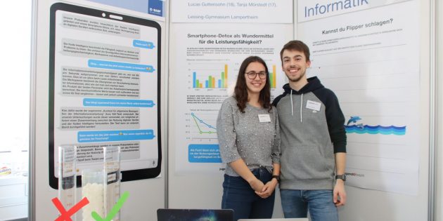 Tanja Mörstedt und Lucas Guttensohn vom Lessings-Gymnasium Lampertheim haben die Leistungsfähigkeit mit dem zeitlichen Gebrauch digitaler Geräte in Beziehung gesetzt. Foto: Hannelore Nowacki 