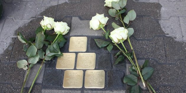 Zum Gedenken wurden weiße Rosen niedergelegt.  Foto: Hannelore Nowacki