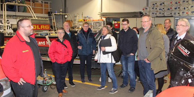 In der Fahrzeughalle der DLRG wird es nach dem Neubau einer weiteren Halle endlich mehr Platz geben. Bisher haben die Rettungsschwimmer große Mühe, benötigte Einsatzfahrzeuge zu bewegen. Informationen für die SPD Mitglieder gab es vom Technischen Leiter des DLRG, Thomas Hanselmann (links). Foto: Eva Wiegand 