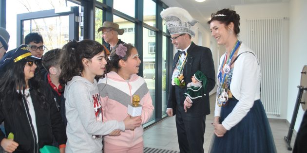 Das Bürstädter Prinzenpaar Michael II. und Sabine III. wurde am Freitag durch die Schüler der Schillerschule empfangen. Foto: Benjamin Kloos