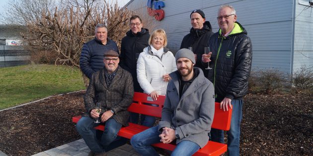 Offizielle Einweihung der neuen Sitzbank, gespendet von der Firma GS Gebäudesystemtechnik auf dem Firmengelände im Industriegebiet - der Firmeninhaber Harald Ofenloch (v.l.) mit Sohn Timo, Geschäftsführer (v.r.), gemeinsam mit Renate Gayer (Mitte) und weiteren Mitgliedern der Sitzbankgruppe Bürstadt. Foto: Sigrid Samson