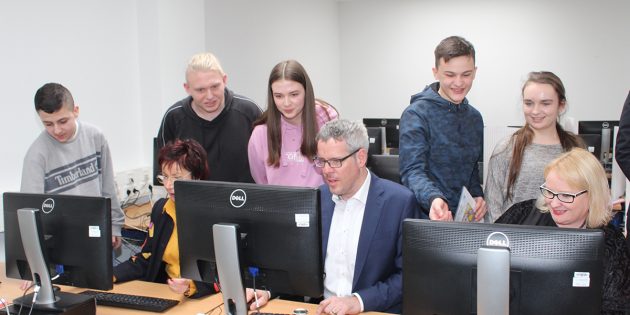 Einmal im Monat können die Bürstädter zunächst bis zu den Sommerferien alle ihre Fragen rund um die digitale Welt bei den Netzhelden der Eric-Kästner-Schule stellen. Von links: Mazlum Nayir, Barbara Schader, Joshua Durrer, Marta Hartmann, Christian Engelhardt, Rafael Dan, Sabrina Rettig und Stephanie Dekker. Foto: Eva Wiegand