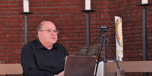 Pfarrer Ralf Kröger bei der ersten Video-Andacht im digitalen Kontakt zu den Gemeindemitgliedern, die wegen der Corona-Krise nicht in die Martin-Luther-Kirche kommen können. Foto: Hannelore Nowacki