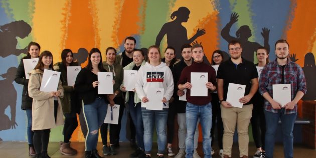 Die Anstrengung hat sich für die 15 zukünftigen Industriekaufleute der Klassen 10 BSI und 11 BSI gelohnt – das KMK-Zertifikat bescheinigt ihnen hohe englischsprachige Kompetenzen in ihrem Beruf. Foto: Hannelore Nowacki 