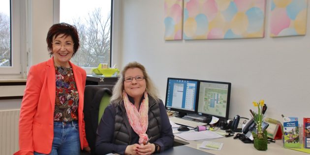 Im Vorzimmer ein neues Gesicht und am Telefon eine neue Stimme - seit 17. Februar ist die 53-jährige Carmen Wasser die persönliche Referentin von Bürgermeisterin Barbara Schader in Vertretung von Nadja Winkler, die ihre Elternzeit angetreten hat. Die auf zwei Jahre befristete Stelle kann optional in eine feste Stelle umgewandelt werden, was sich aus der altersbedingten Personalsituation im Rathaus ergeben könne, teilte Bürgermeisterin Schader mit. Seit fünf Jahren wohnt Wasser in Bürstadt, zuvor war sie bei der Stadtverwaltung Worms und in der Schulverwaltung tätig und ist nun froh, die richtige Entscheidung getroffen zu haben. „Ein ganz tolles Arbeitsfeld“ ist ihr Eindruck. Foto: Hannelore Nowacki