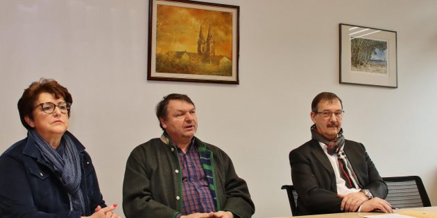 Als vorsorgliche Schutzmaßnahme haben sich Rita Schramm, Volker Scheib und Felix Kusicka auf die Absage von Veranstaltungen der Gemeinde und solcher unter Beteiligung der Gemeinde geeinigt. Foto: Hannelore Nowacki