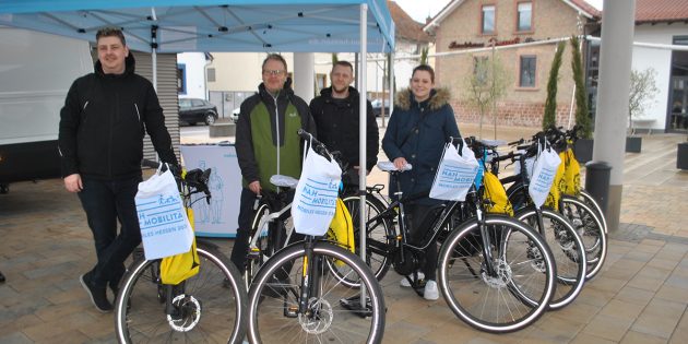 Marcel Detemple von der Goyago GmbH (l.) und Rainer Stöckel, Leiter des Ordnungsamtes der Stadt Bürstadt (2.v.l.), begrüßten am Donnerstag die ersten Teilnehmer der Landesaktion „Radfahren neu erleben”. Foto: Benjamin Kloos