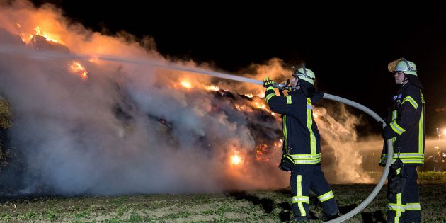 29.03.2020 Lampertheim 
Strohballenbrand zwischen Lampertheim und Lampertheim - Rosengarten