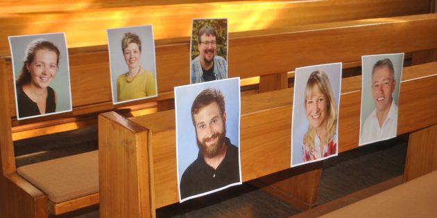 Die Menschen aus ganz Lampertheim sind eingeladen, ein Foto von sich oder ihrer Familie in die St. Andreas-Kirche zu bringen und in den Kirchenbänken zu befestigen, so dass die Kirche voll ist mit Bildern und Fotos von Menschen, die dadurch ein Stück von sich selbst zur Kirche bringen. Foto: Benjamin Kloos