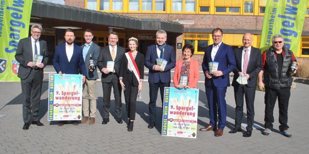 Freuen sich auf die Spargelwanderung am 26. April: Die Vertreter der Sponsoren, der Städte Bürstadt und Lampertheim sowie Spargelkönigin Alina-Sophie I.. Foto: Benjamin Kloos