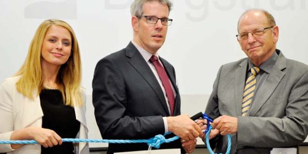 Landrat Christian Engelhardt (Mitte), Corinna Simeth, Abteilungsleiterin für Raumentwicklung, und Moderator Karl-Heinz Schlitt bei der Vorstellung der Ergebnisse aus Vision Bergstraße. Foto: oh