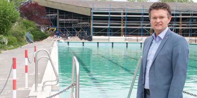 Obwohl eine Öffnung laut Jens Klingler unrealistisch scheint, laufen die Saison-Vorbereitungen wie der Wechsel des Filtermaterials im Freibad auf vollen Touren. Foto: Robert Lehr