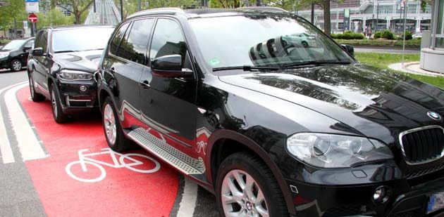 Ein SUV parkt auf einem Fahrradstreifen. Foto: Fahrradbüro der Stadt Frankfurt am Main