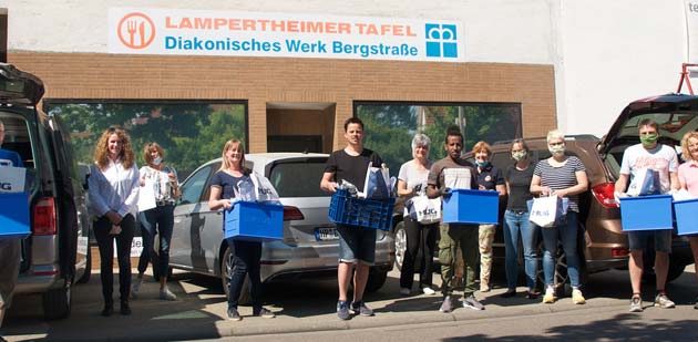Ein Teil der insgesamt 60 Freiwilligen machten sich am Donnerstag auf zur 2. Auslieferung in einem Radius von Groß-Rohrheim bis sogar nach Viernheim. Zuvor wurden bereits am Mittwoch und Donnerstagmorgen die Kisten vorbereitet. Foto: Robert Lehr