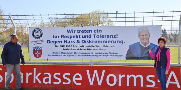 Gemeinsam für den Förderer des Sports Dietmar Hopp – der VfR Bürstadt und die Stadt Bürstadt. Im Bild: VfR-Sprecher des Präsidiums Klaus Gassert und Bürgermeisterin Barbara Schader. Foto: Hannelore Nowacki
