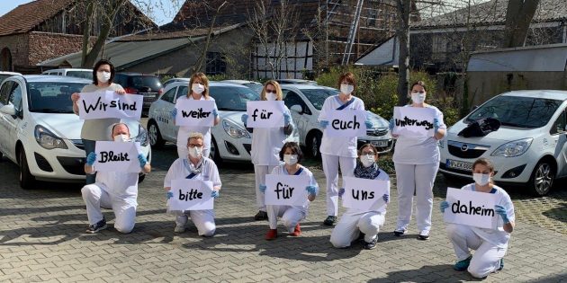 Die Mitarbeiter und Kollegen der Ökumenischen Diakoniestation formulieren ein eigenes Anliegen an ihre Senioren, aber auch den Rest der Bevölkerung, das machen sie mit ihrer Fotoaktion sehr deutlich: „Wir sind weiter für Euch unterwegs - Bleibt bitte für uns daheim". Foto: oh