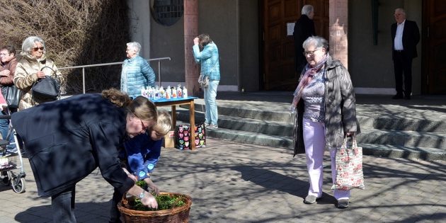 Am Palmsonntag konnten an den katholischen Kirchen in Bürstadt Palmzweige abgeholt werden – natürlich unter den gegebenen Sicherheitsvorkehrungen. Foto: Petra Gahabka