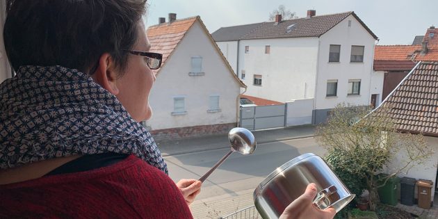 Der Moment nach dem Läuten der Kirchenglocken der Aktion „Gebet für Hofheim“ ist etwas besonderes, dann machen die Menschen, die sich beteiligt haben mit Trommeln oder Kochtöpfen auf sich aufmerksam - mit der Botschaft „Wir sind nicht alleine“. Foto: oh