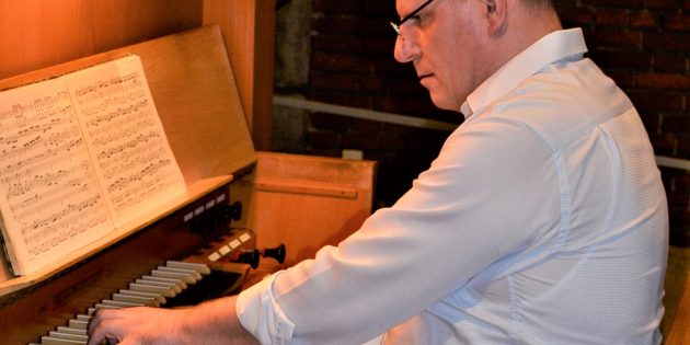 Stefan Spreitzenbarth ist ein großer Fan der Bosch-Orgel in der Friedenskirche. Bis zu den Sommerferien wird er auf ihr jeden Dienstag- und Freitagabend ein vielfältiges Repertoire erklingen lassen. Foto: Petra Gahabka