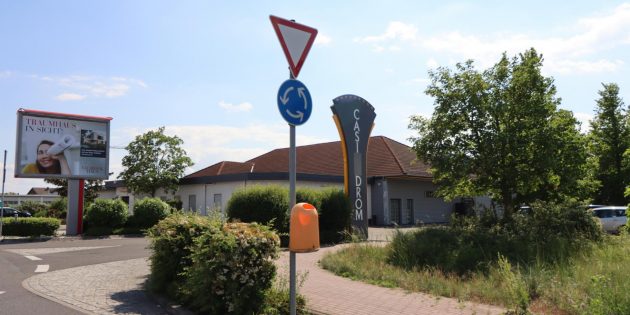 Zur Lärmentlastung im Wohn- und Gewerbegebiet „Nördlich der Bobstädter Straße“ könnte am Kreisel beim Einkaufszentrum im Norden der Stadt Bürstadt eine Zufahrt über den Parkplatz der Spielhalle geschaffen werden. Foto: Hannelore Nowacki