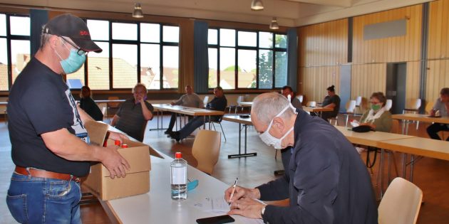 Die Gemeinde Biblis spendierte jedem Verein eine Flasche Desinfektionsmittel zum Start. Für alle weiteren benötigten Mengen und Masken müssen die Vereine selbst sorgen. Foto: Hannelore Nowacki