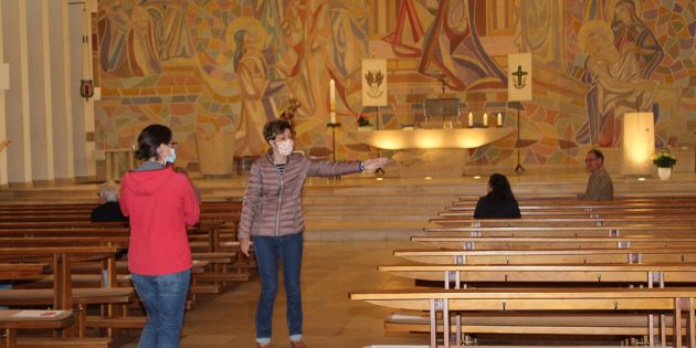 Gottesdienst in Corona-Zeiten mit großem Abstand und Hygienevorschriften: Die Pfarrgemeinderäte machten am Donnerstag einen Probelauf. Foto: Eva Wiegand 
