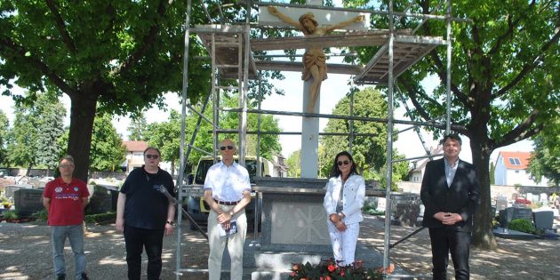 Noch umrahmt ein Gerüst das große Kreuz auf dem Friedhof in Biblis. Dank der Bürgerstiftung wird dieses saniert und steht schon bald wieder als Mittelpunkt des Friedhofes zur Verfügung. Foto: Benjamin Kloos