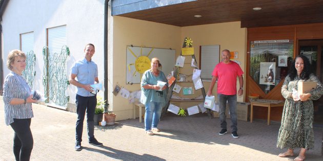 Die CDU Biblis/Nordheim/Wattenheim überbrachte Spenden an alle Kitas und Altenheime in Biblis. Erste Station war die Katholische Kindertagesstätte Sonnenschein. Von links: Liselotte Blume-Denise, Konstantin Großmann, Ellen Gärtner, Herbert Ritzert und Kirsten Kreider. Foto: Eva Wiegand