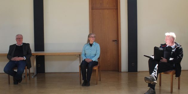 Pfarrer Peter Kern (links) freut sich, wenn auch in anderer Form als bisher, mit seiner Gemeinde wieder die Heilige Messe feiern zu können und informierte mit Gemeindereferentin Iris Held und dem Vorsitzenden des Pfarrgemeinderats Manfred Hartmann über den zukünftigen Ablauf. Foto: Eva Wiegand 
