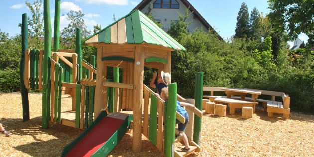 Mit großer Freude wurde der neue Spielplatz „An der Tuchbleiche” am Donnerstag von den ersten Kindern in Betrieb genommen. Foto: Benjamin Kloos