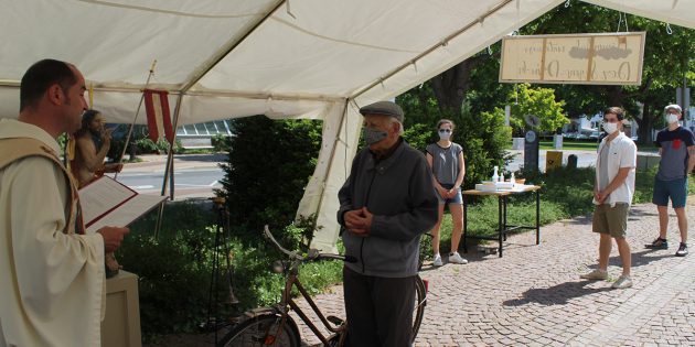 Unter strenger Berücksichtigung der vorgeschriebenen Hygienevorschriften begrüßte Pfarrer Christian Rauch von 11 bis 14 Uhr alle Bürger im Drive-In-Zelt an der Sankt Andreas Kirche, die den Segen empfangen wollten. Foto: Eva Wiegand