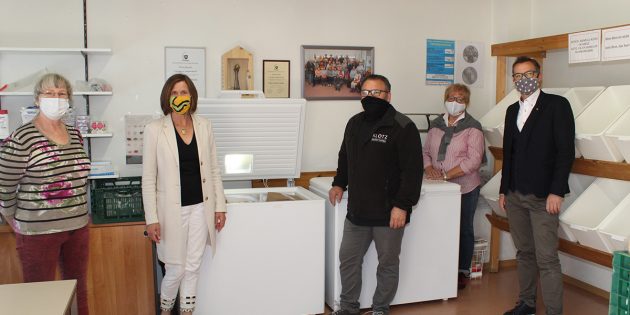 Dank der beiden neuen Gefriertruhen ist der Nachschub an Tiefkühlware für die Tafelkunden gesichert. Von links: Gabriela Pietraß, Dr. Ute Weber-Schäfer, Ralf Klotz, Ilona Brunnengräber und Thomas Klauer. Foto: Eva Wiegand
