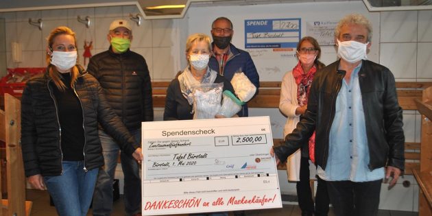 Kirsten Gräf (l.), Wolfgang Bacher (2.v.l.) und Hermann Müller (r.) Übergaben die Spende aus dem Erlös der Masken in Höhe von 2.500 Euro an das Tafel-Team um Maria Blaser (3.v.l.), Werner Strauss (3.v.r.) und Susanne Hagen (2.v.r.). Foto: Benjamin Kloos