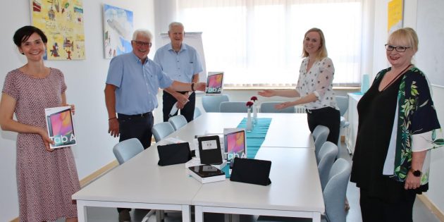 Wenn es nach Peter Tschirch und Hans-Jürgen Brems von der Bürgerstiftung geht, sind die 20 Tablets Anlass, dass sich viele weitere Spender melden. Im Bild: Schulleiterin Stephanie Dekker (rechts), IT-Beauftragte Theresa Palz, Peter Tschirch, Hans-Jürgen Brems und Stefanie Engert unter Beachtung der Abstandsregel. Foto: Hannelore Nowacki