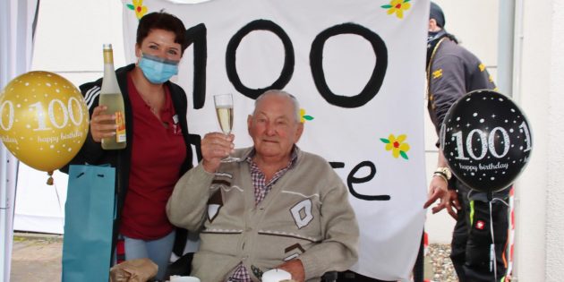 Fritz Setzchen ist 100 Jahre. Gefeiert wurde im Rahmen der Coronaregeln – mit Mundschutz und im Freien. Foto: Hannelore Nowacki