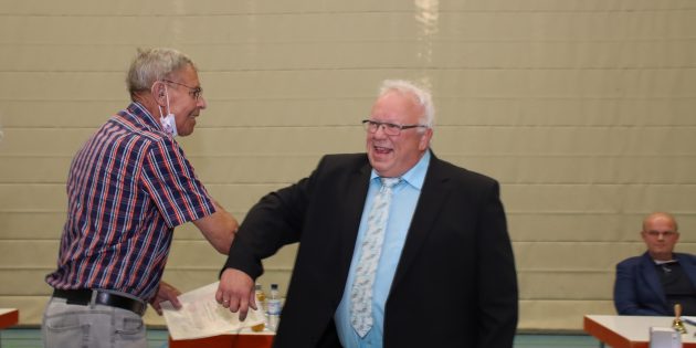 Die Amtseinführung und Ernennung von Rainer Bersch als wiedergewählter Bürgermeister der Gemeinde Groß-Rohrheim fand in dieser Coronazeit mit dem nötigen Abstand bei der Gratulation durch den 1. Beigeordneten Georg Menger statt.  Foto: Hannelore Nowacki
