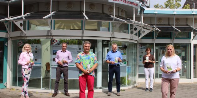 Ein Blick in die Fenster des ehemaligen Schillercafés lohnt sich – bis 26. Juni ist die Plakat-Ausstellung zur Zeckenvorsorge zu sehen. Im Bild (von rechts): Erste Kreisbeigeordnete Diana Stolz, Apothekerin Sibylle Fath, Bürgermeister Gottfried Störmer, Dr. Matthias Früh, Dr. Thomas Faßbender und Gesundheitspräventionsbeauftragte Reinhild Zolg. Foto: Hannelore Nowacki