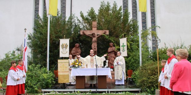 Fronleichnam 2020 – festlich unter freiem Himmel im Pfarrgarten Mariä Verkündigung, aber ohne Prozession durch die Innenstadt. Pfarrer Christian Rauch (Mitte), Pfarrvikar Virginijus Grigutis (links) und Pfarrer Andreas Rubel zelebrierten den Gottesdienst mit Eucharistiefeier.  Foto: Hannelore Nowacki 