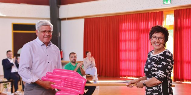 Kein Herzen, keine Umarmung für den Ersten Stadtrat Walter Wiedemann – aber mit Humor kann man auch Abstand halten beim Gratulieren.  Bürgermeisterin Barbara Schader reichte ihm die Hand am Stiel. Foto: Hannelore Nowacki