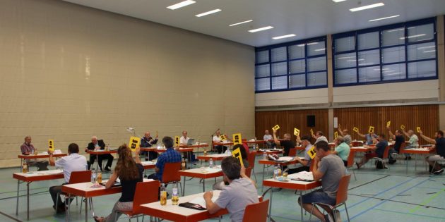 In der Bürgerhalle war die Sitzung der Gemeindevertretung entsprechend der Coronaregeln großräumig aufgestellt. Auch das Publikum hatte viel Platz zur Verfügung. Die meisten Beschlüsse wurden einstimmig gefasst. Foto: Hannelore Nowacki