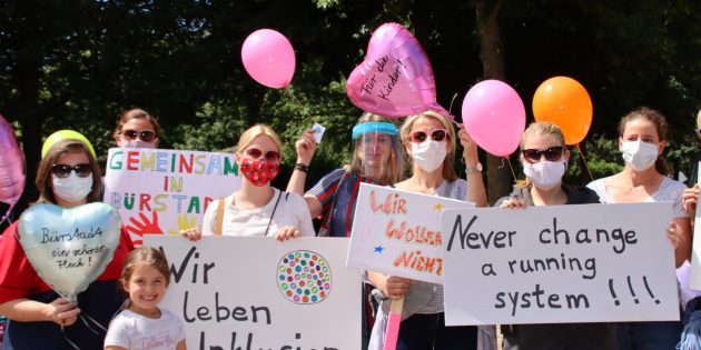 Bunter Protest von Eltern, Lehrkräften und Kindern 