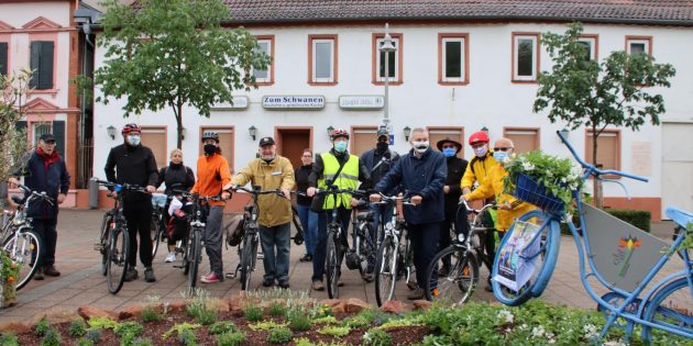 Die blühende Gartenlandschaft auf dem Europaplatz mit dekorativem Fahrrad war der Ausgangspunkt der Radverkehrsschau und Start des Stadtradelns. Für Fotos mit Rahmen ist auch gesorgt. Foto: Hannelore Nowacki