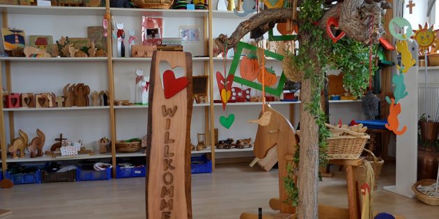 Im Regentropfen-Lädchen der evangelischen Kirchengemeinde Hofheim können nun wieder  mittwochs und freitags Holzartikel erworben werden. Foto: Petra Gahabka
